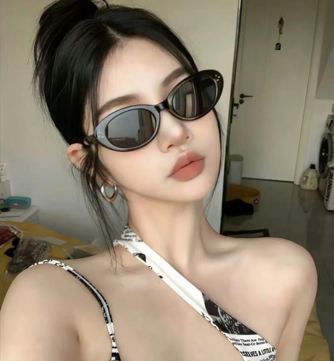 戴墨镜的女生头像搞笑,戴墨镜的女生头像高冷