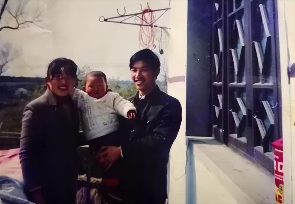 养父母靠煤气养大女儿20年后寻亲,养父扛煤气罐供女孩读到博士