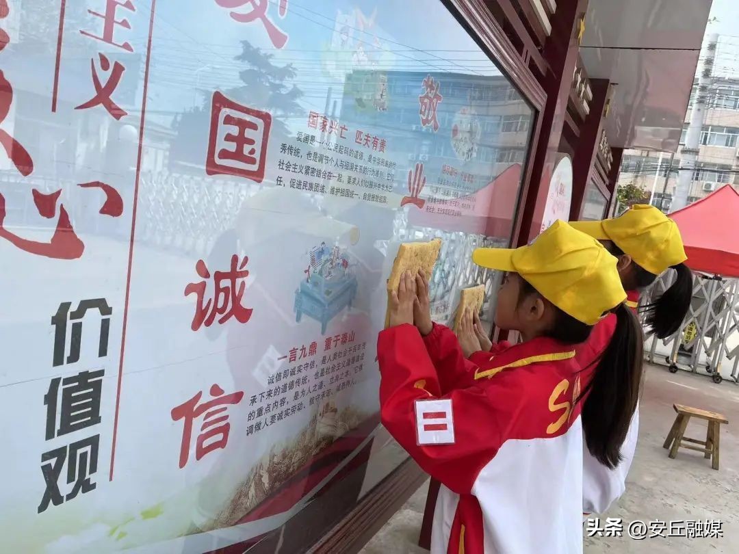 五一劳动节劳动最光荣小学一年级,小学五一劳动节社区劳动实践