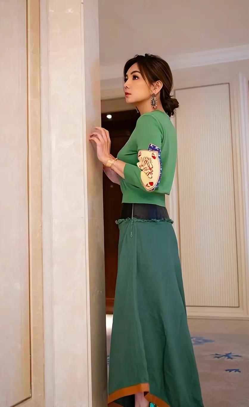 ella陈嘉桦恋人未满初舞台完整版,陈嘉桦浪姐4首秀舞台