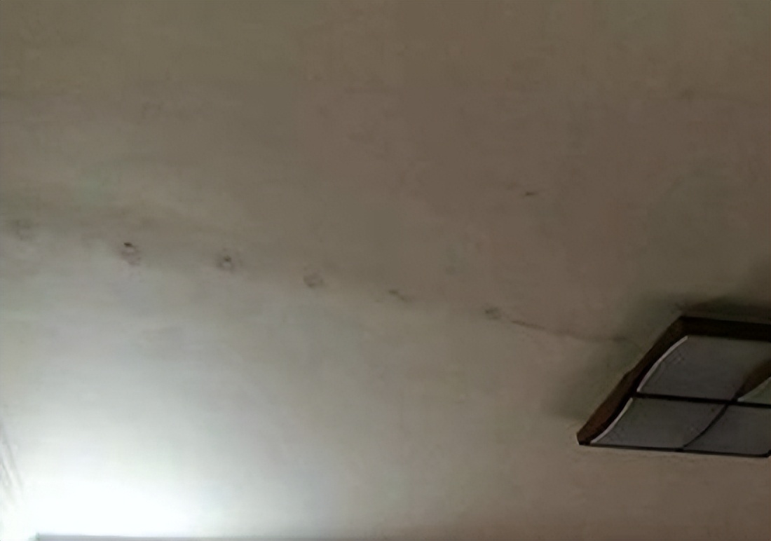 小区楼房雨天墙体屋顶大量渗水,屋顶渗水紧急修补方法