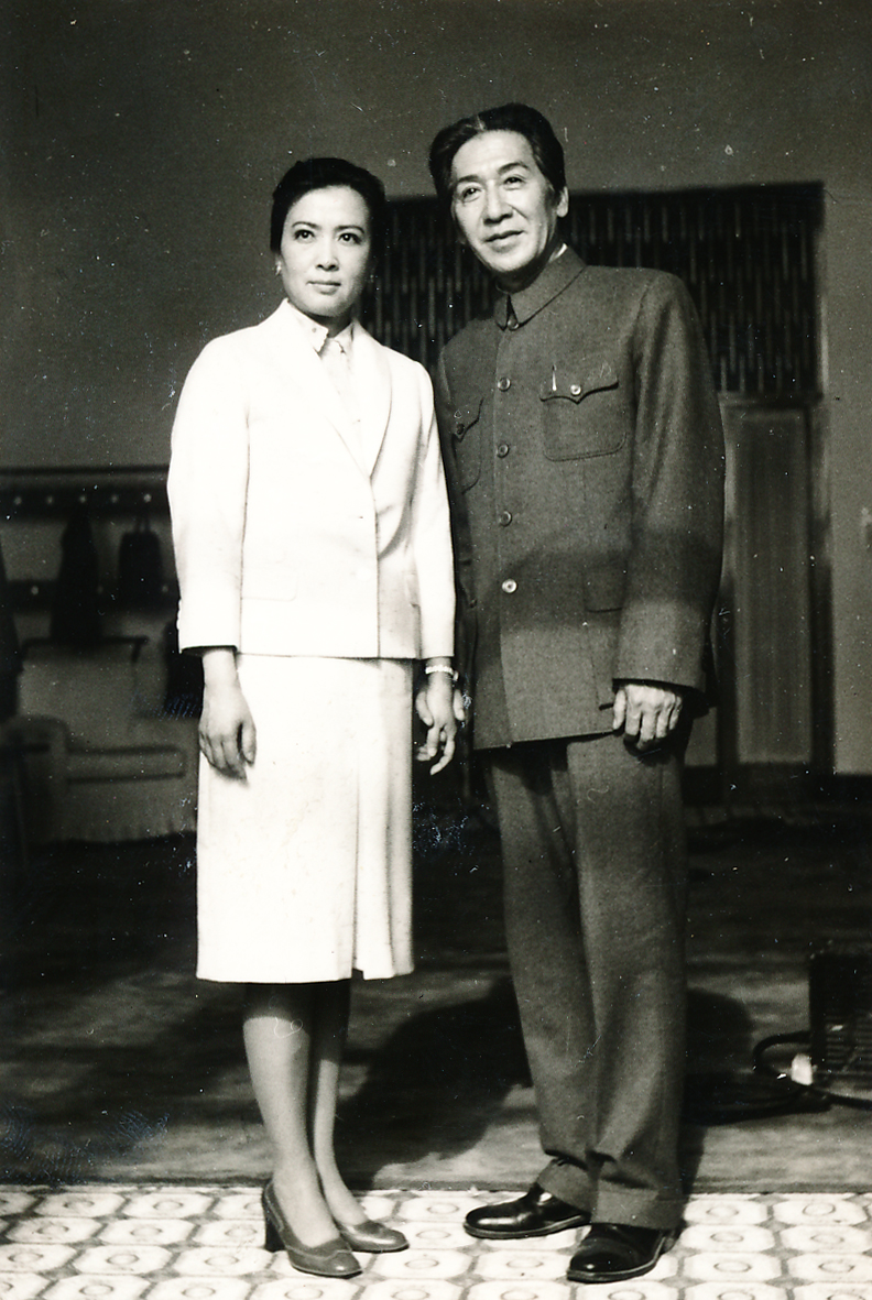 昔日男星康泰才华横溢心地善良人见人爱的银幕帅哥一生太不容易了