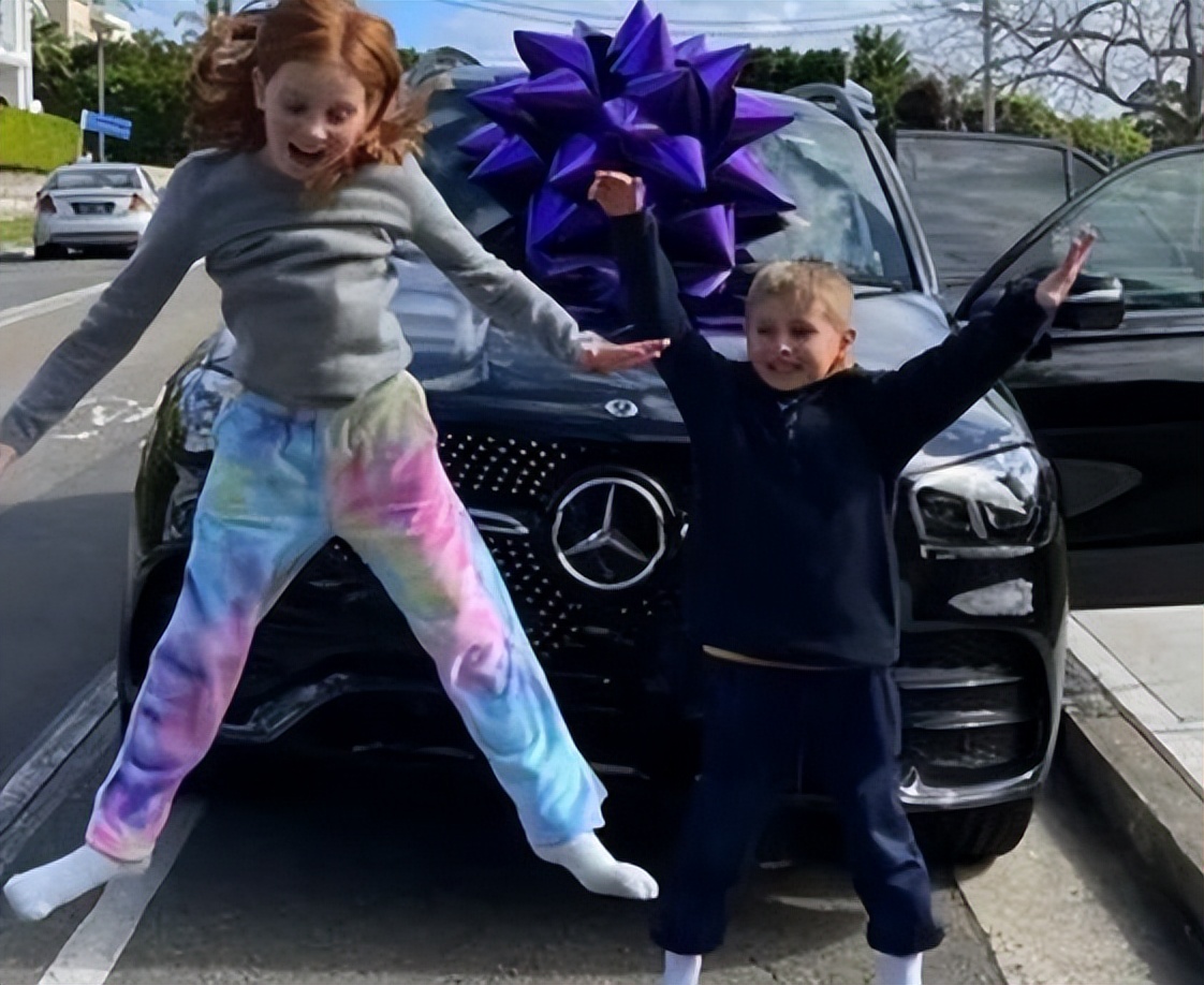 10岁女孩摆摊赚钱4年,17岁少年卖玩具赚500万