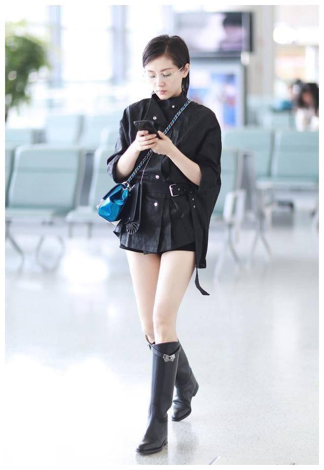 王子文牛仔裤配什么衣服,王子文杏色毛衣搭配卡其色裤子