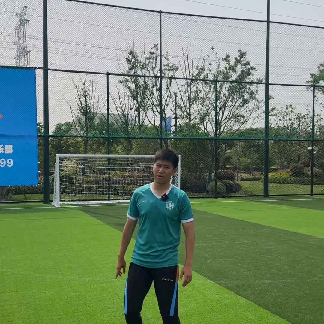 足球青少年1v1对抗练习,足球1v1对抗教案图片