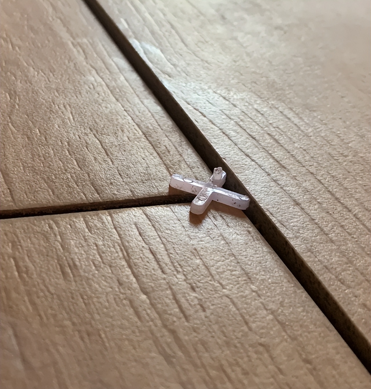 木纹砖费钱还是地砖费钱,现在装修为什么都用木纹砖