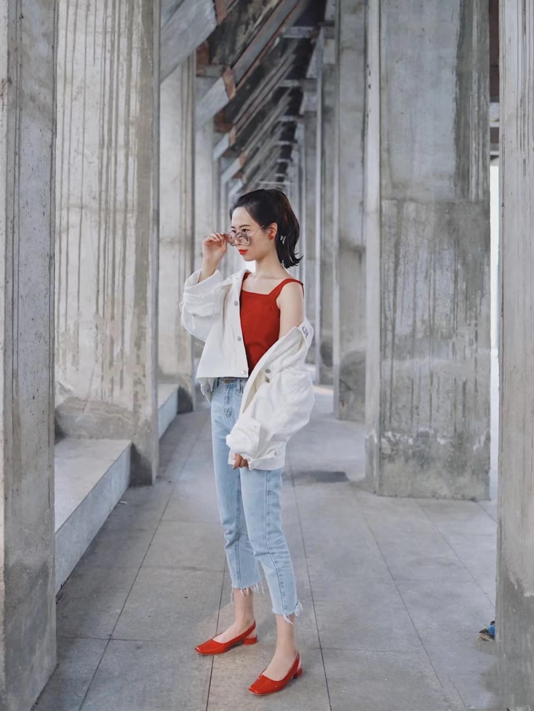 红色高跟鞋和什么颜色搭配,火红色高跟鞋