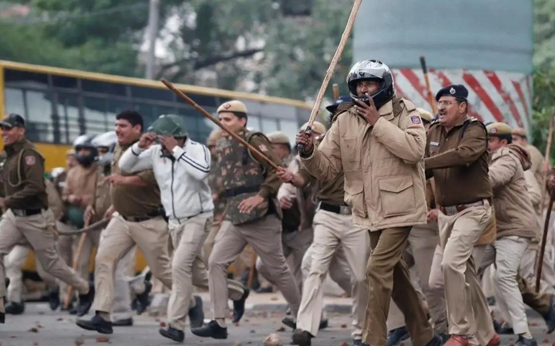 印度警察硬核执法现象,印度警察木棍执法反被反击