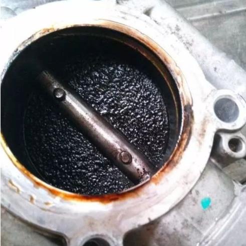 汽车怠速间歇轻微抖动正常吗,汽车在怠速时有轻微的间歇抖动