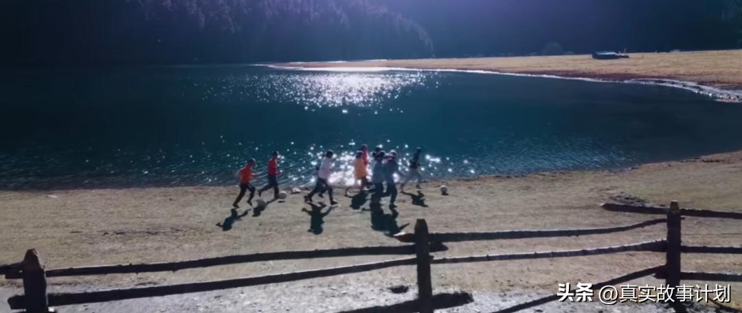 数学老师带着小朋友们去校园,数学老师带着孩子来学校