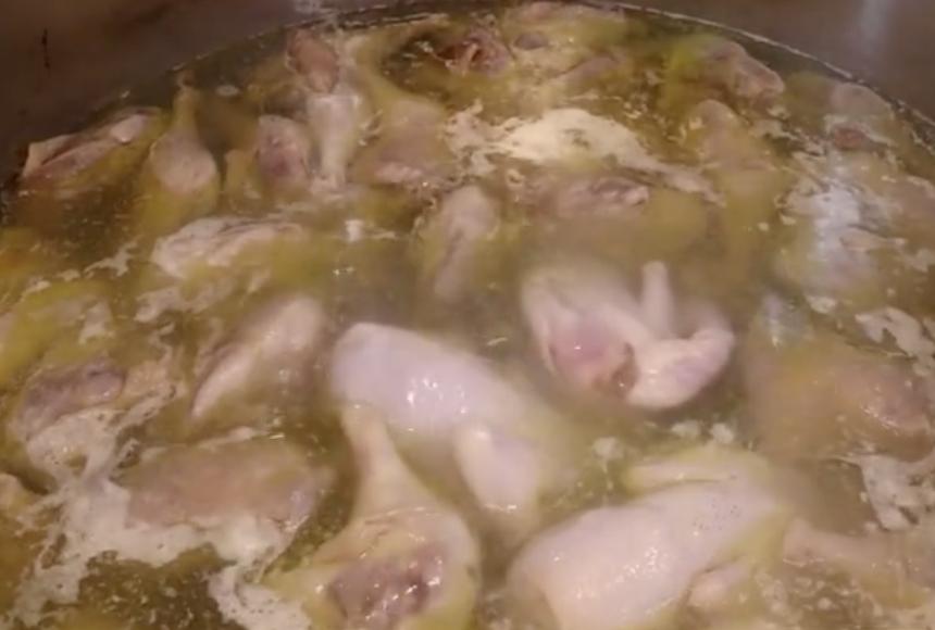 山东大哥街边卖早餐，80只母鸡熬成一锅汤，3000元成本能卖上万元