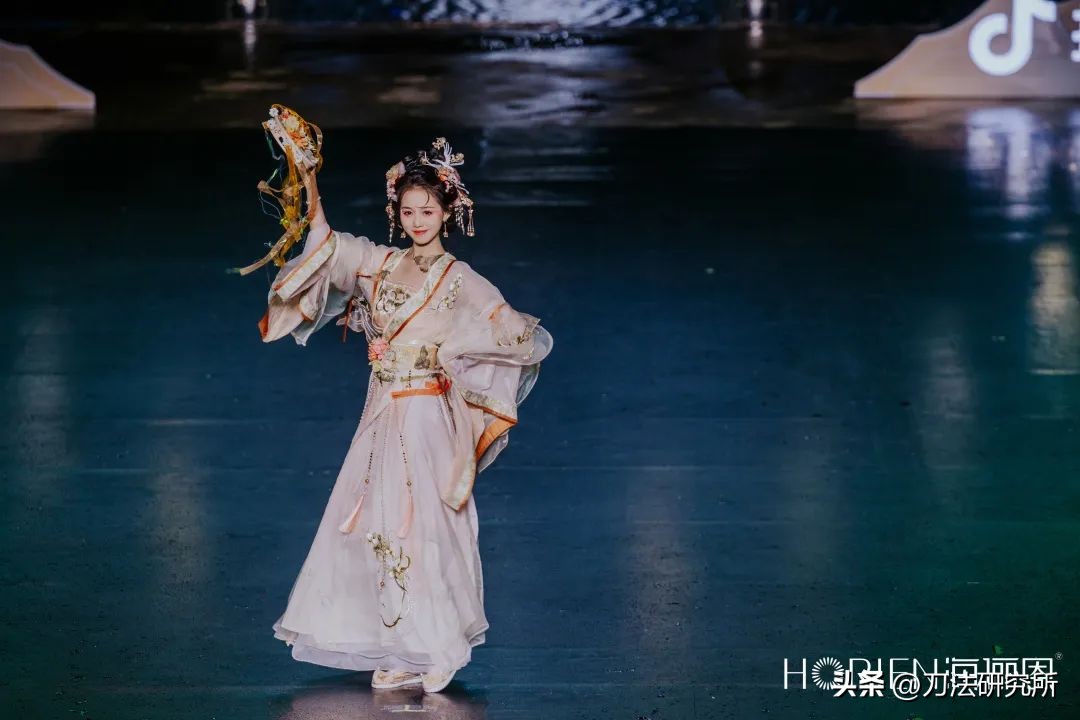 浅蹭热度还是深度耕耘？8成品牌都在打的“国潮”到底该怎么玩？