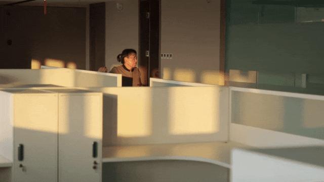 57岁北漂女工，在女厕3㎡管道间里画画：这里安放我的灵魂