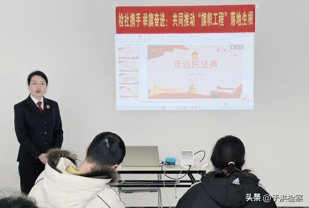 举旗帜聚民心引领时代发展,举旗帜聚民心育新人