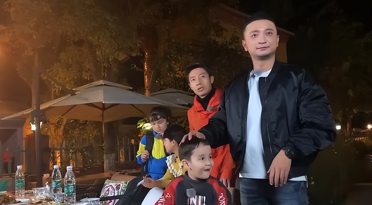 尼格买提隐婚多年的娇妻终于曝光,尼格买提与金发美女谈恋爱