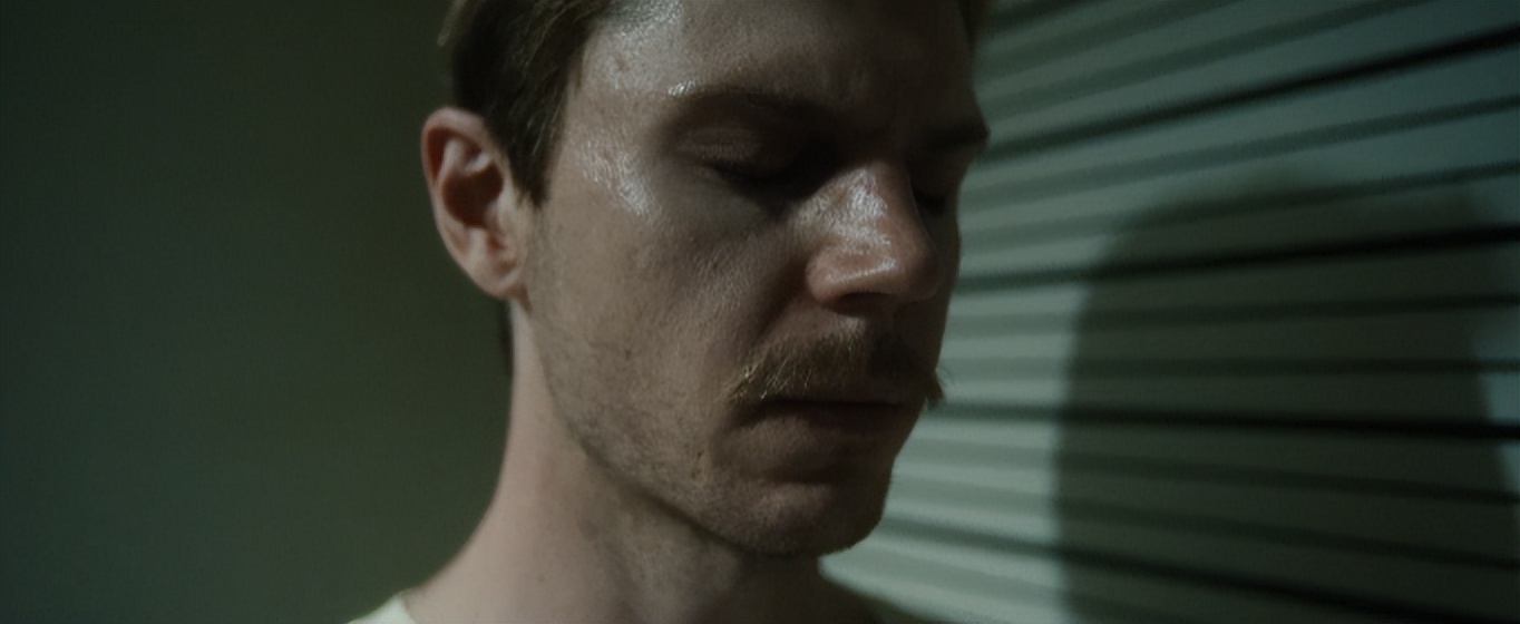 31年作品从未断过,这影史第一丑闻终于公开,满屏血色根本不敢看