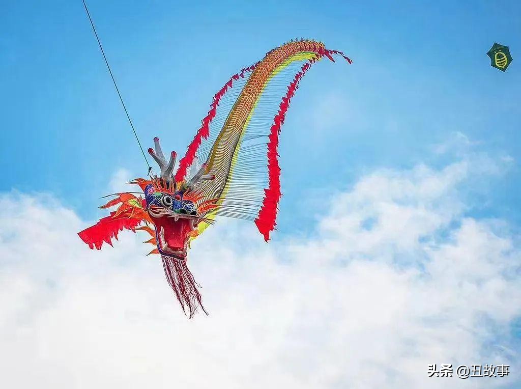 巨龙腾飞风筝的放飞现场,260米长风筝