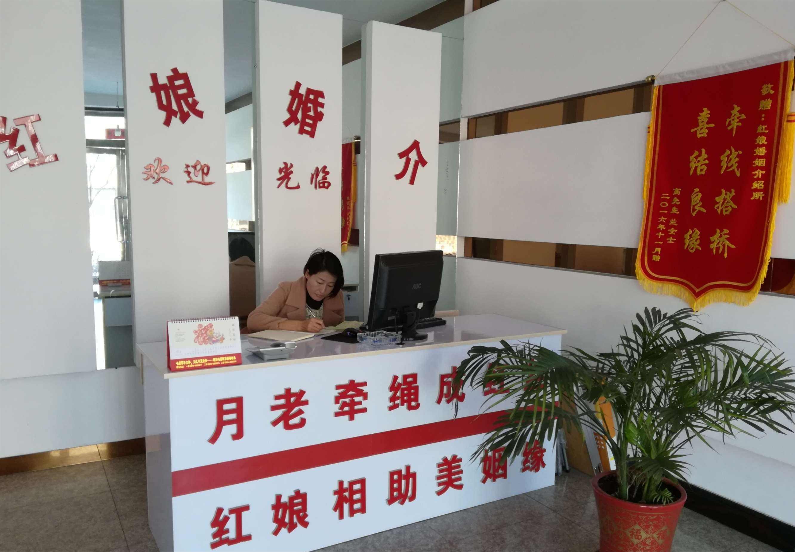 2013年，7名离异女性自愿给秃头大爷几十万，警察都笑了！