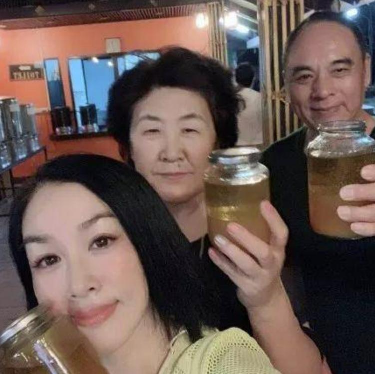 从“万人唾”的郑爽，到张庭夫妇，明星割韭菜的方式越来越丑陋