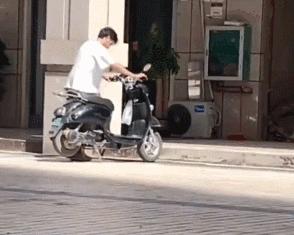 骑电动车不戴头盔有多可怕,骑电动车戴头盔跟不戴头盔的区别