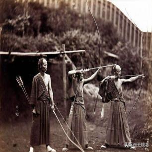 高清老照片：旗人格格大腿岔开豪放洗衣，地主三妻四妾不输女明星