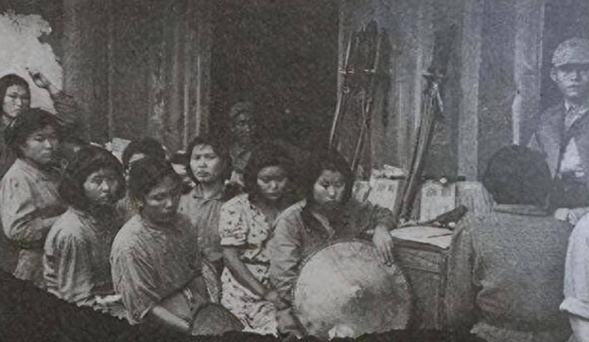 日军当着国军的面杀俘虏,日军侵华兽行