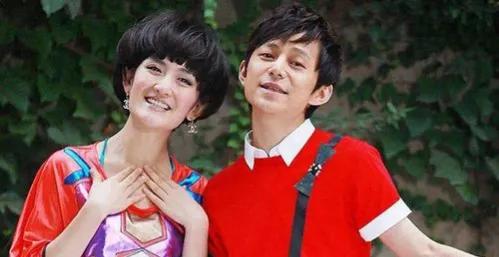 17年努力护着4个兄弟姐妹，最后却都离他而去，何炅老了，也累了