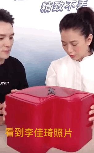 明星同框杨幂和肖战,众女星与谢霆锋合影