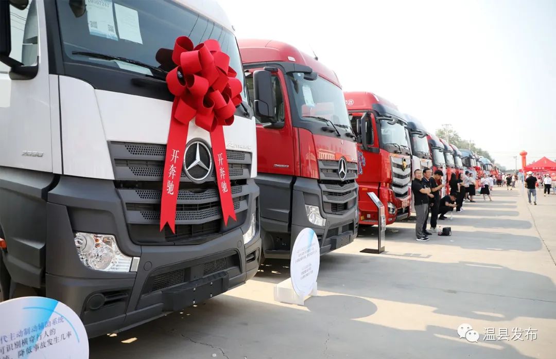 看渣土车司机的开车技术,看看大货车司机技术怎么样