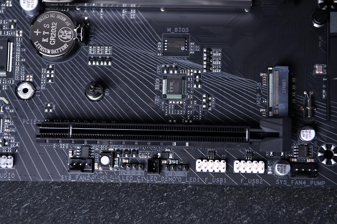 技嘉b760m电竞小雕是丐版吗,技嘉b760ddr4小雕评测