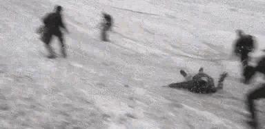 “姑娘，你知道衣服上的字是什么意思吗？”哈哈哈自信的姑娘最美