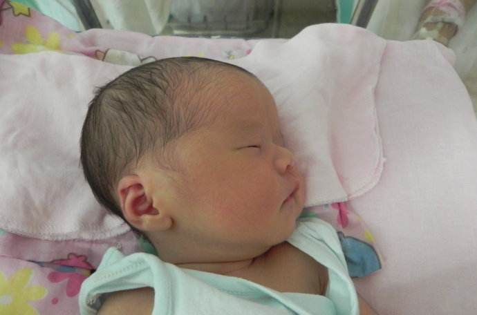 爸爸姓“操”，不愿女儿随自己姓，妈妈灵机一动全家人拍手叫好