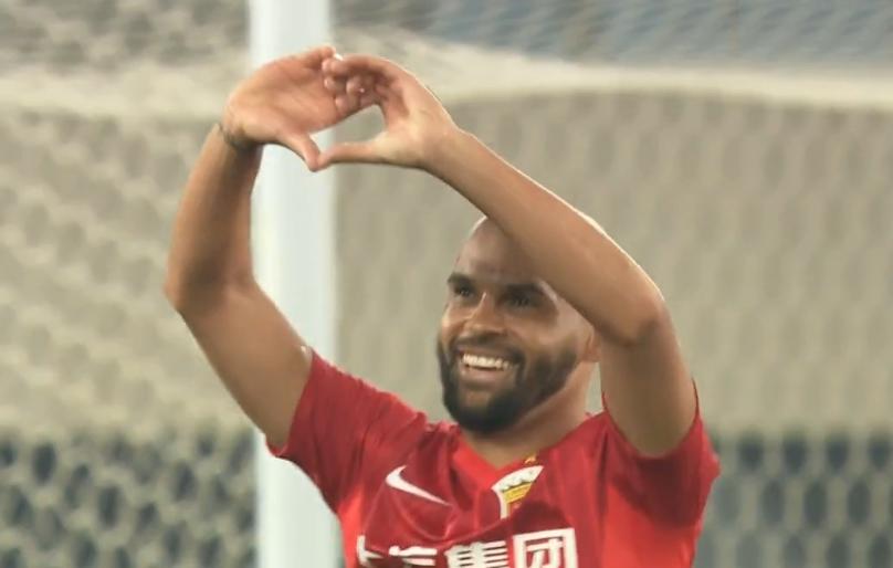 甜蜜互动！中超外援破门，漂亮妻子看台鼓掌，他比爱心手势回应