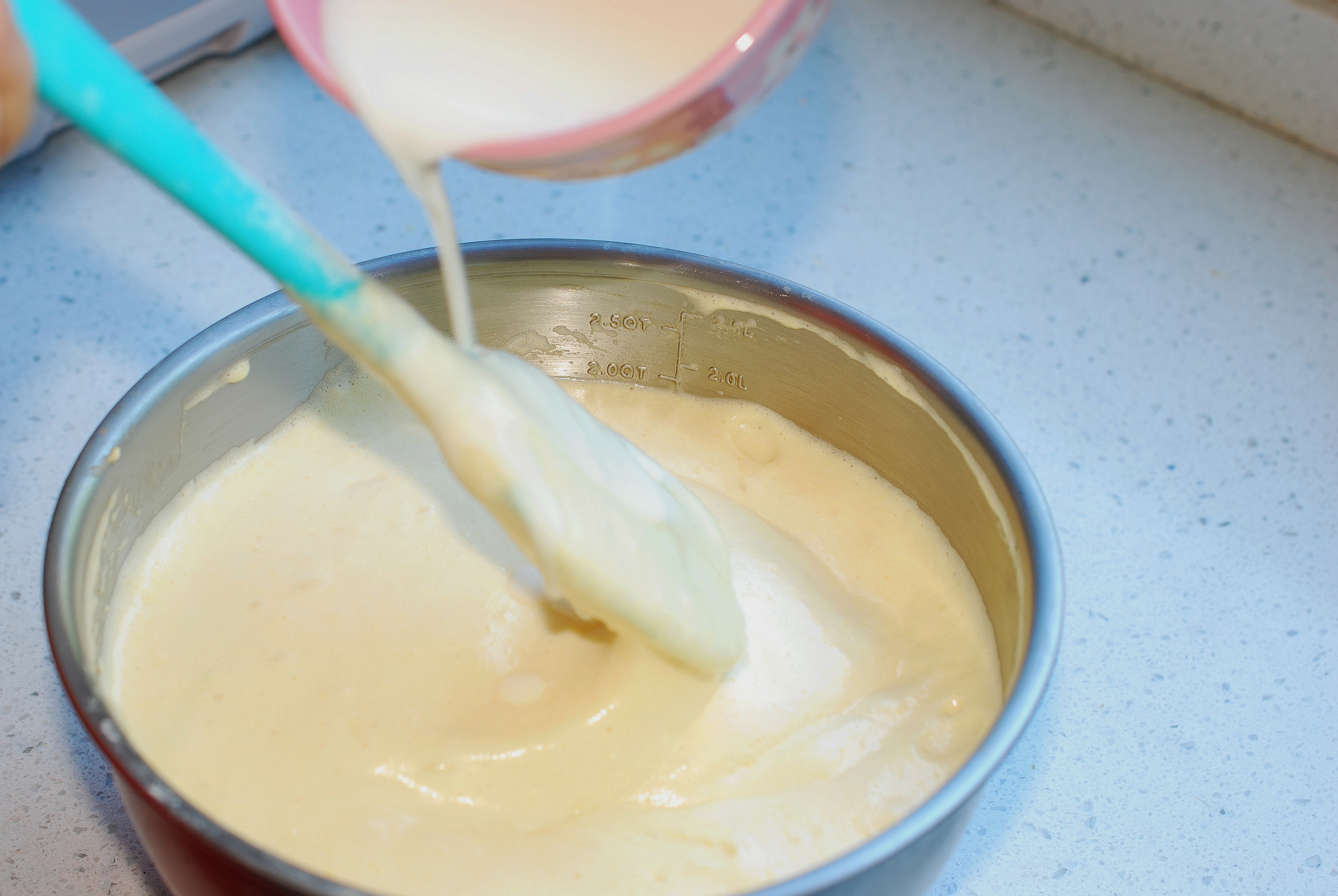 不用分蛋打发的纸杯蛋糕,不需要打发只用鸡蛋的电饭煲蛋糕