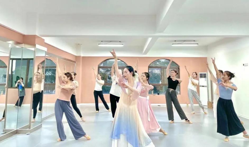 *昌星赖**的红楼，是如何让名牌女大学生成为公关的？没有他不敢干的