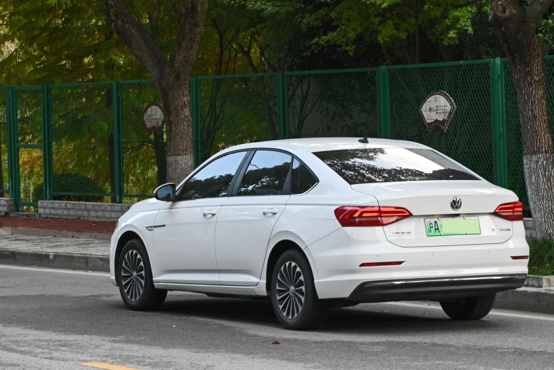 2015款朗逸1.4t二手现在值多少钱,大众朗逸1.5t星空顶配