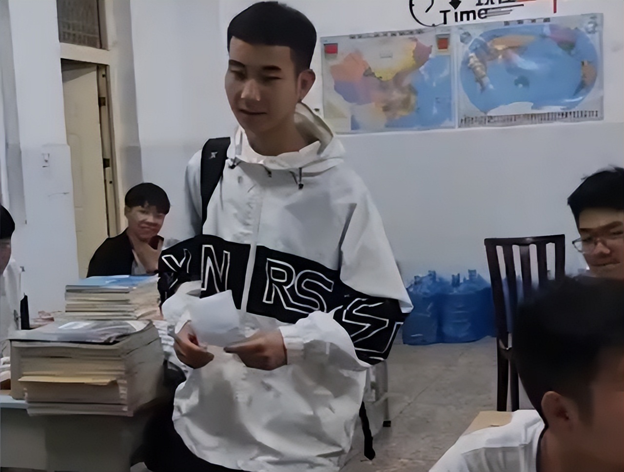 男孩找老师请假看到请假条泪目了,男生递给老师一张请假条