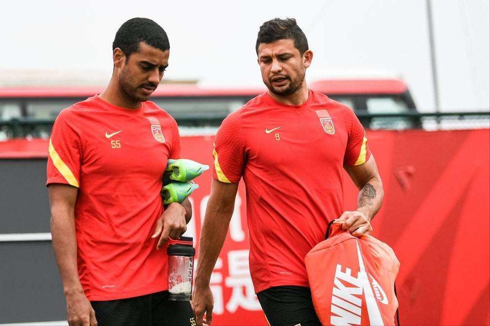 李铁放弃两人或再归化一人,李铁不让归化球员上场的原因