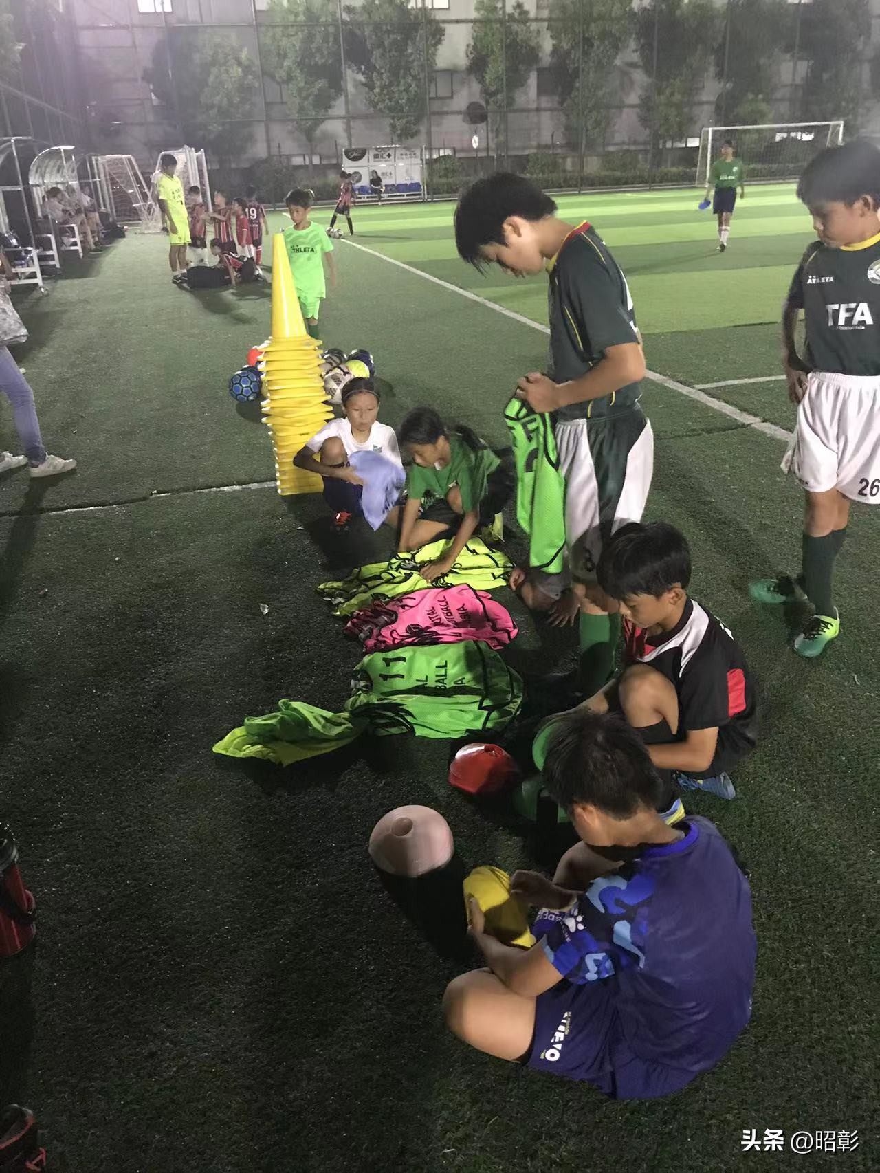 不吼不骂这位青训教练掌握了更高阶的“严厉”