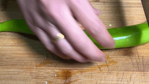 清炒胡萝卜拌绿豆芽最好吃做法,胡萝卜炒绿豆芽的做法