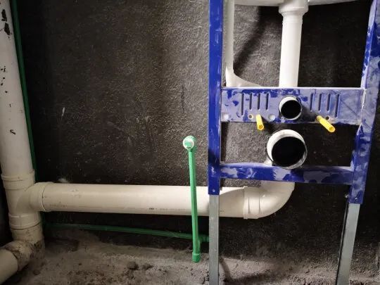 壁挂马桶可以装在空心砖上么,要多厚的墙才可以装壁挂马桶