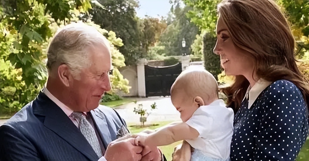 隔辈亲萌娃把面给爷爷,隔辈亲宝宝调皮