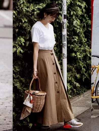 女生穿运动鞋最时尚的穿搭,白体恤怎么搭配裙子运动鞋