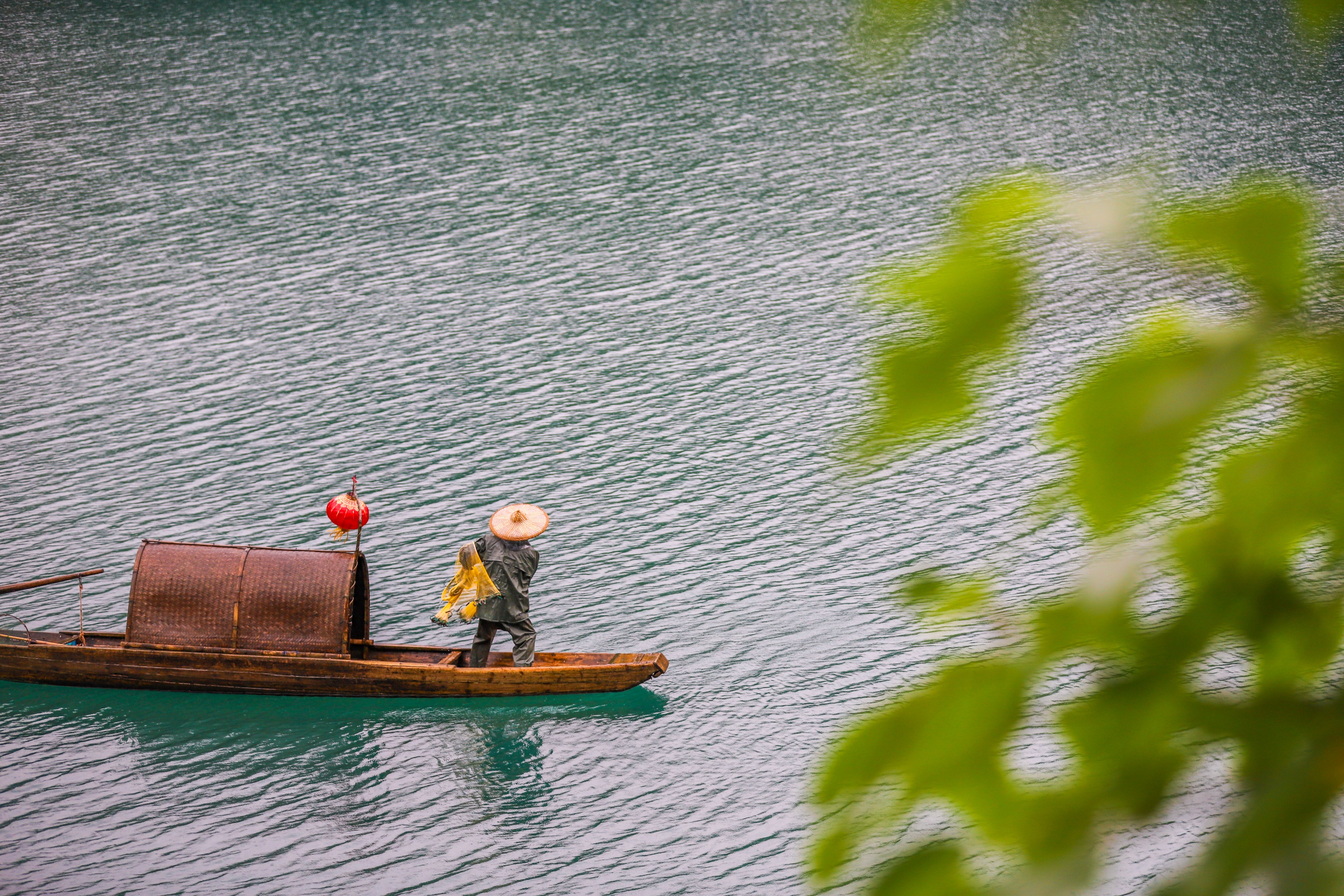 郴州东江湖渔夫撒网时间,郴州东江撒网捕鱼