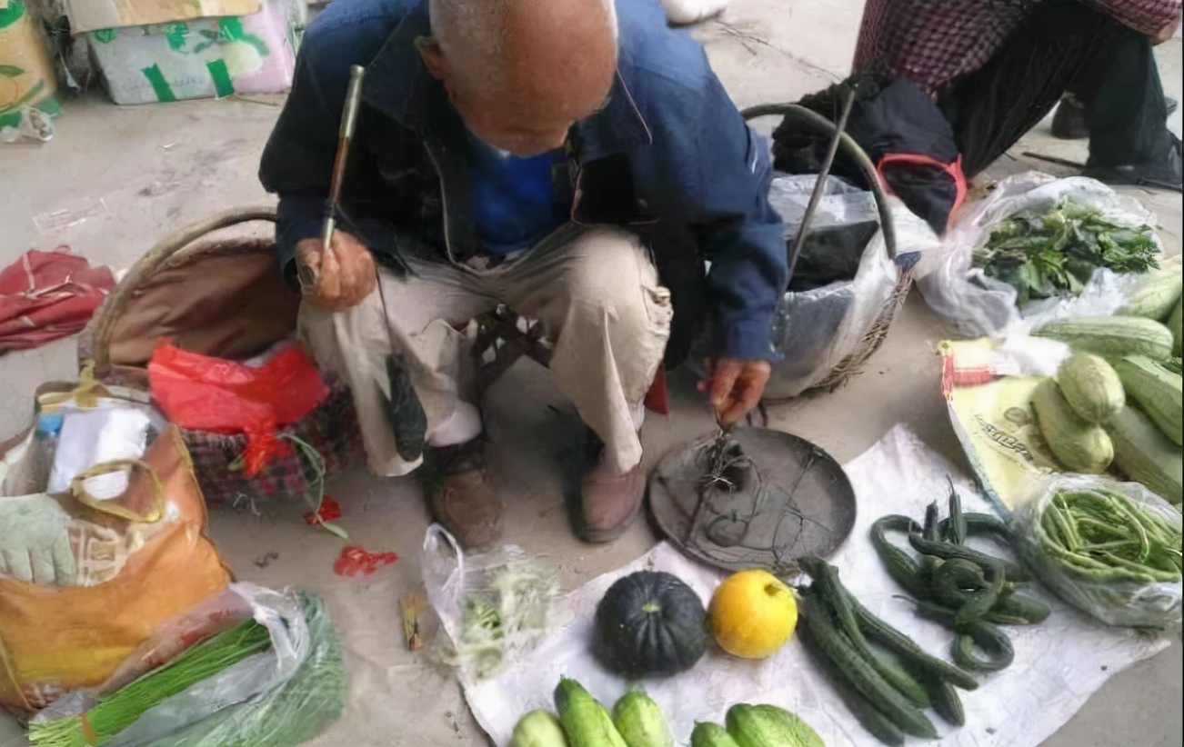 摊位收卫生费合法吗,摆摊有人收卫生费怎么举报