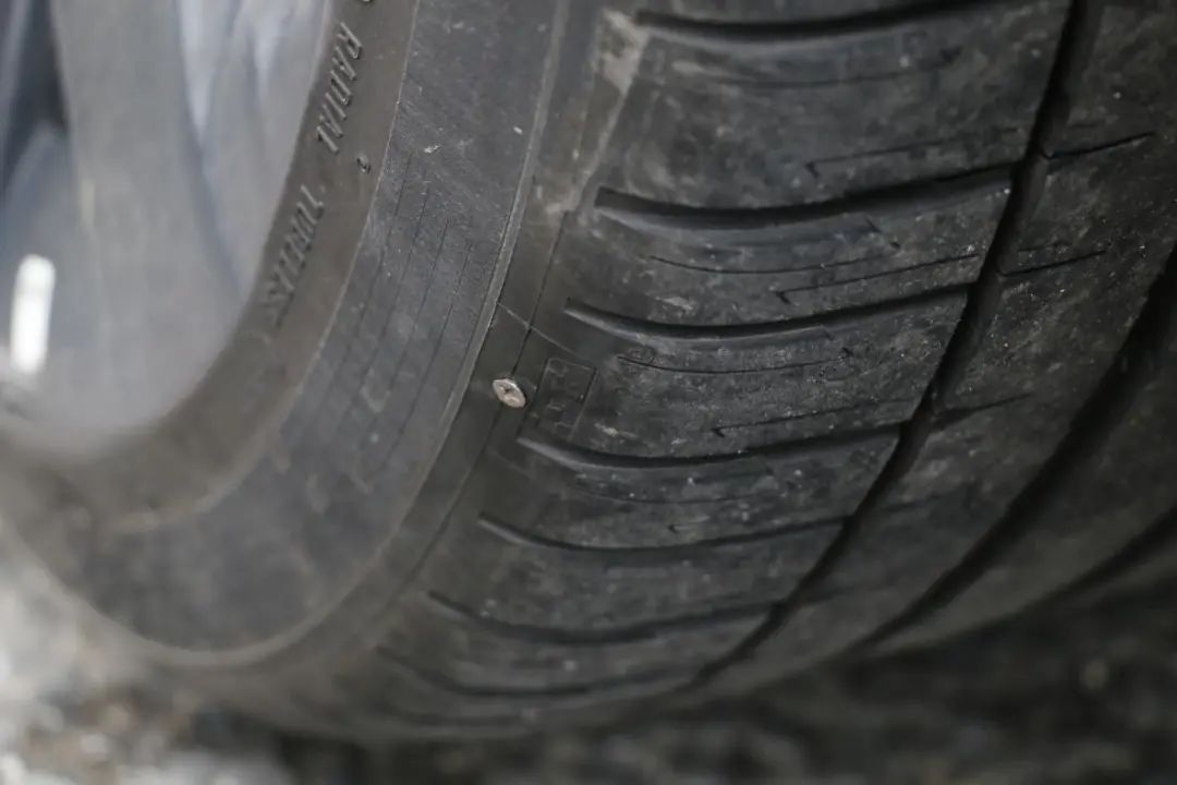 轮胎被扎怎么自救,轮胎被刺扎了怎么判断用不用补胎