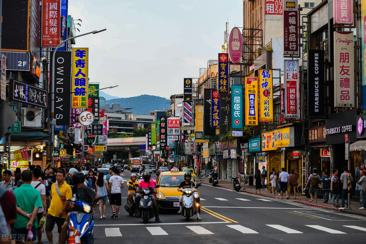 台湾交通专家说：中国大陆的高铁没靠背，女主持人都笑到呛！