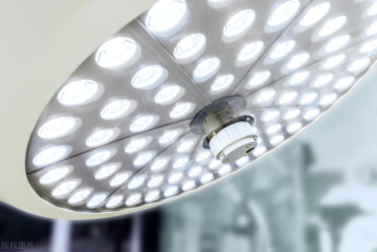 少年腹痛一年查出巨瘤,年轻小伙腹痛去医院