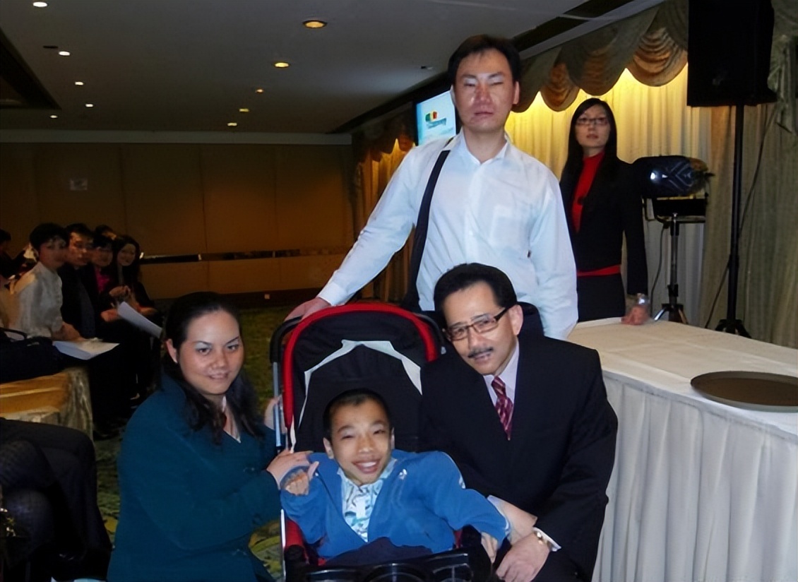 轮椅上的总裁身价3亿娶漂亮老婆,身价过亿总裁坐轮椅