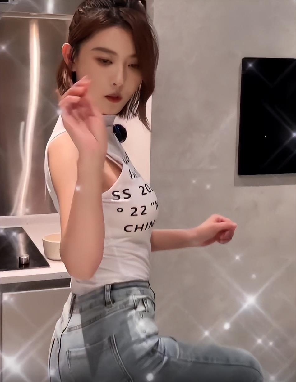 网红聂小雨穿衣惹争议,路人视角下的网红聂小雨